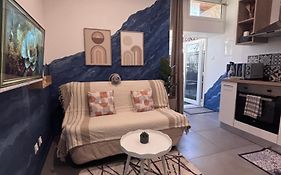 Studio Bleu tout équipé au calme proche des commerces